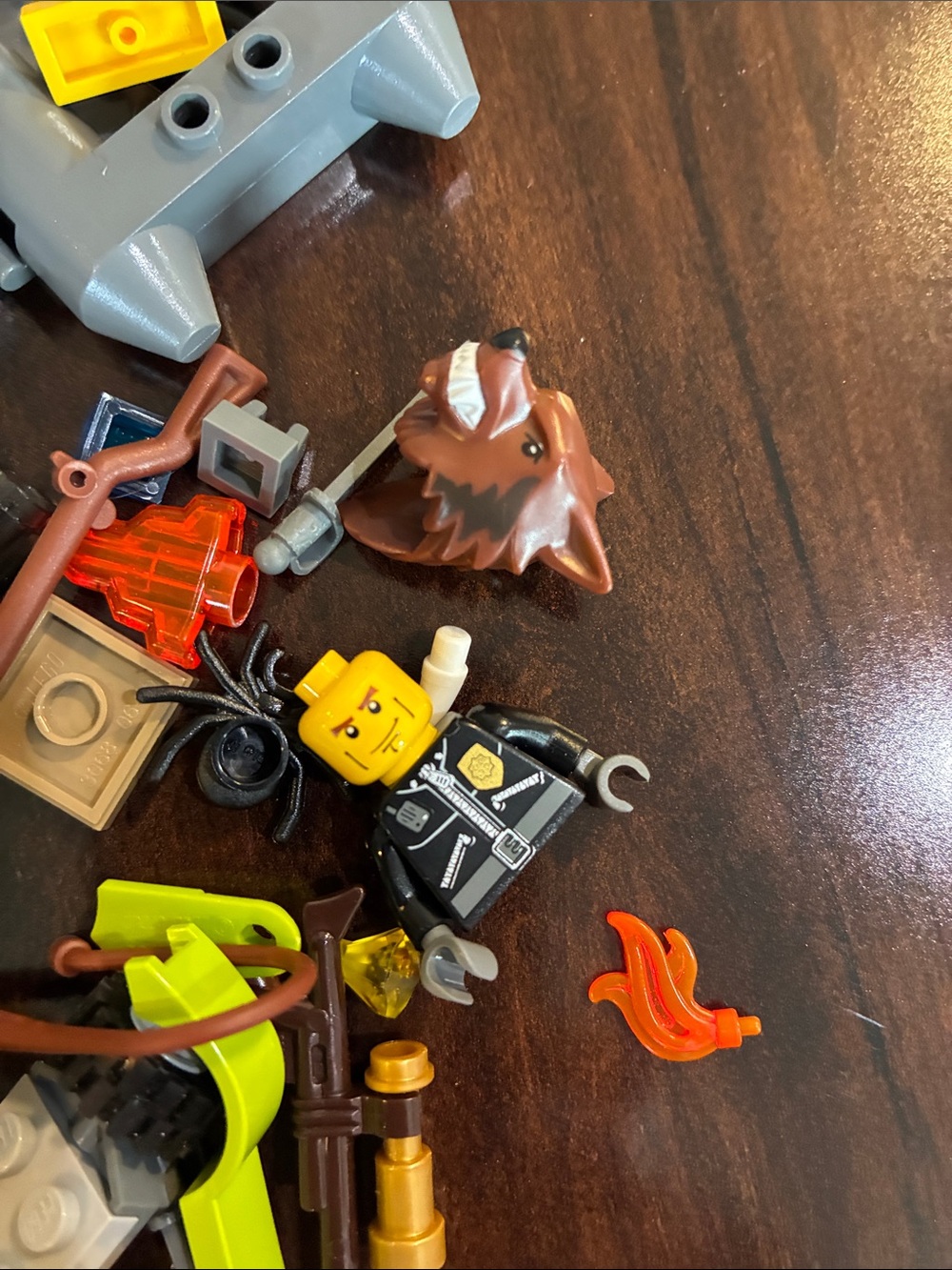 Assorted miscellaneous Lego pieces from various sets - Picture 6 of 10